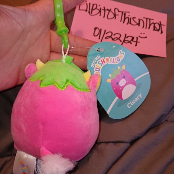 Squishmallow Cleary The Strawberry Cow 3.5 Clip - Picture 2 of 3